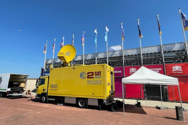 Beach volleybal 4 camera's. With OB/SNG truck for 2SAT/NOS
